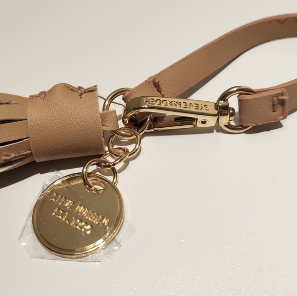 Steve Madden Beige Tan Leather Tassel Accessory Gold Hardware ClipOn Purse NWOT - Picture 3 of 3